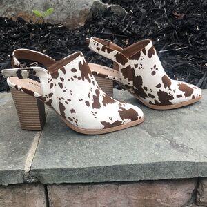 Pierre Dumas Brown and White Patterned Mules. Excellent condition. Size 6.